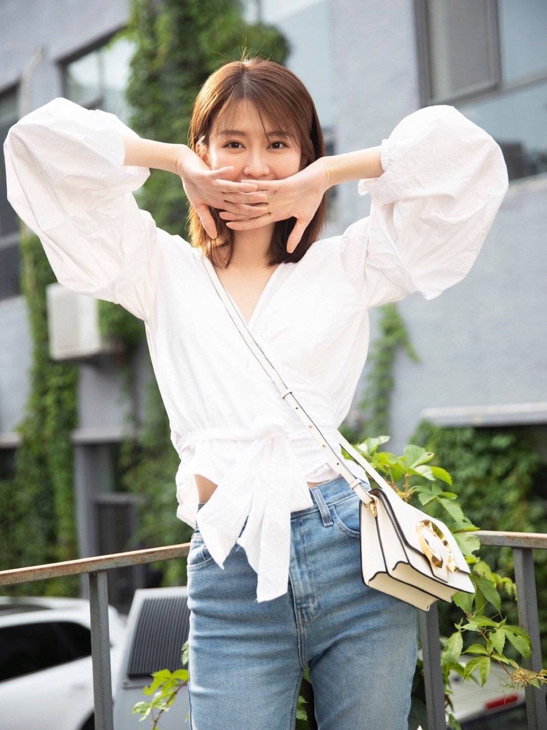 设计|“真白富美”乔欣越来越自信，私服穿搭又酷又美，再也不是关雎尔