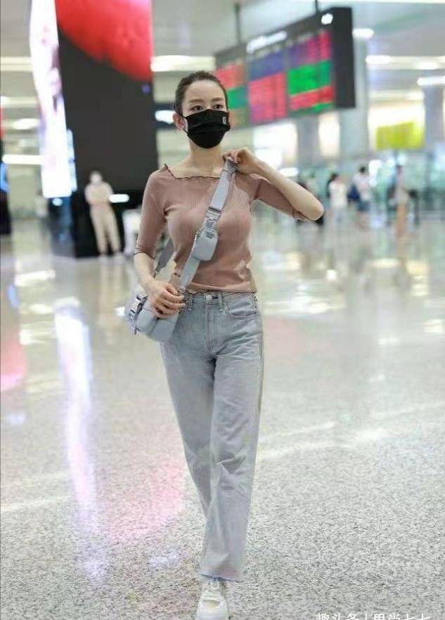 显得|吉娜产后走机场，瘦得厉害紧身衣都填不满，淡妆露面气质清新太多