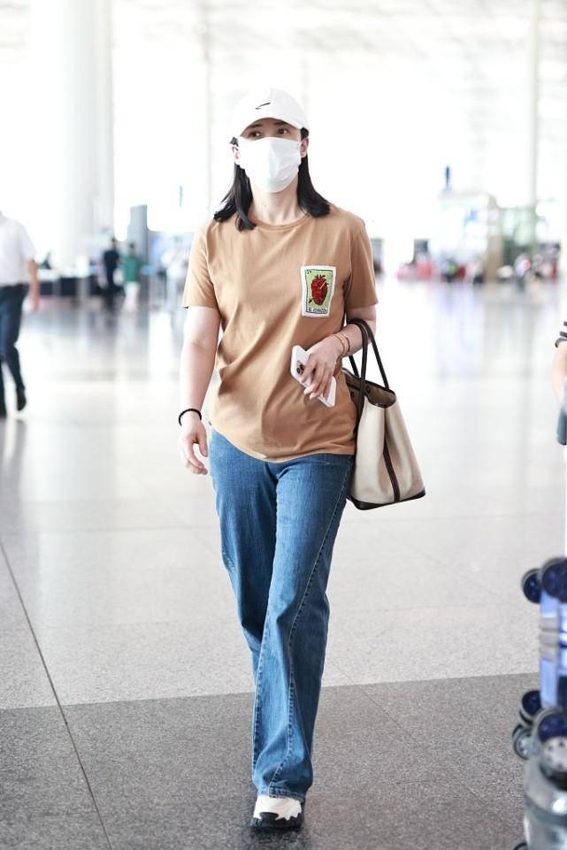 郭晶晶|郭晶晶带孩子人妻感十足，一家子穿休闲装玩闹，看不出豪门距离感