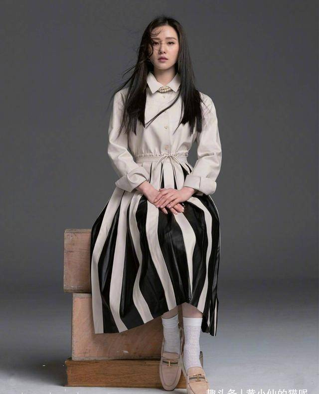 袜子|黑丝袜已经过时了，今夏流行的是“豆腐袜”，时髦显瘦还百搭