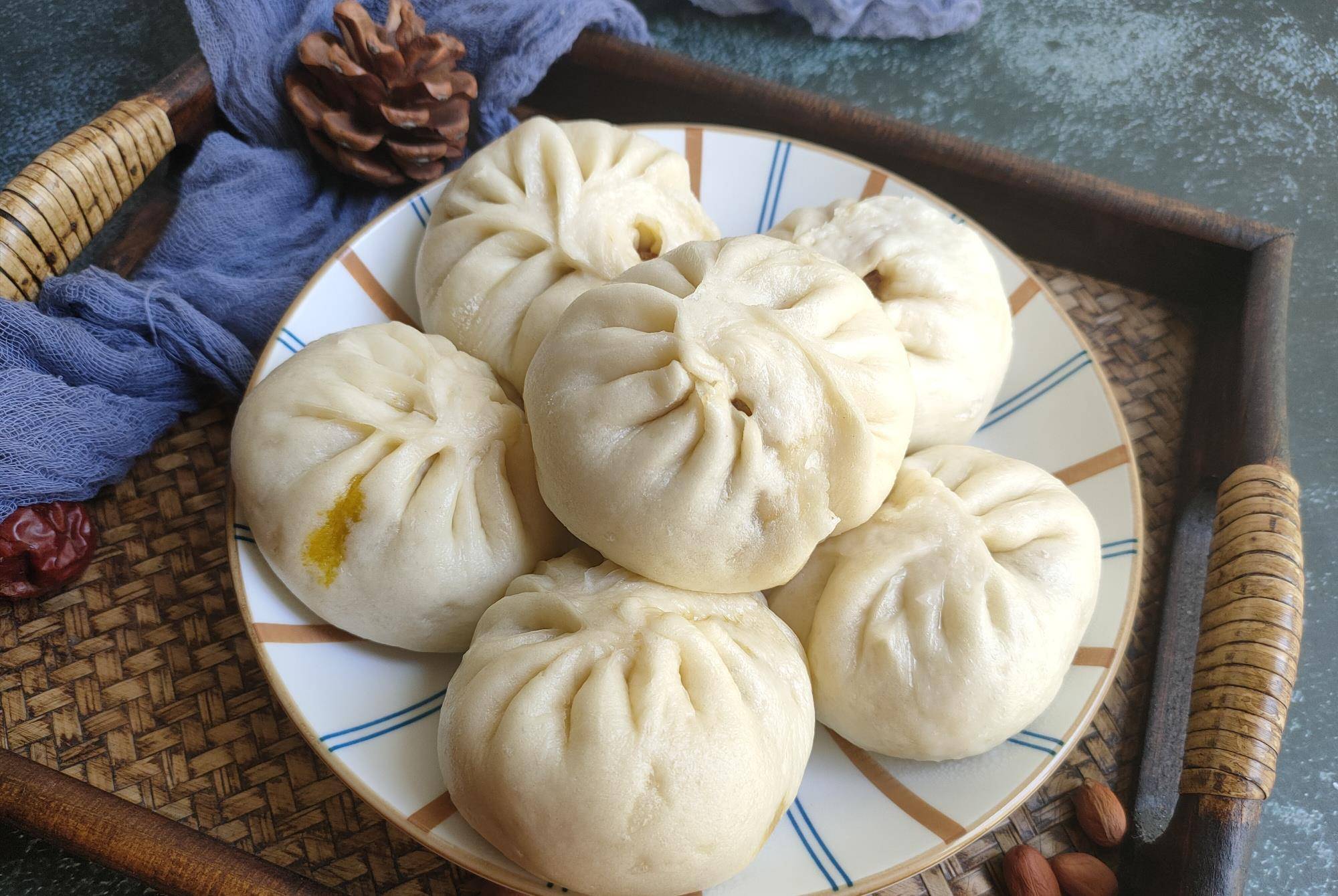 包子|周末做两锅牛肉馅包子,表皮暄软馅料香,平时做早餐吃,真不错