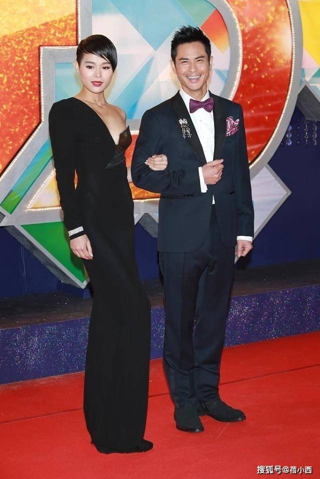胡杏儿|胡杏儿也太敢穿了吧！生了3娃穿斜肩连衣裙，一边优雅一边性感