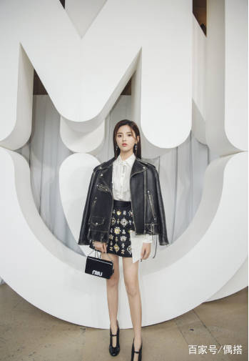 仙女|杨超越打卡日本！公主卷配碎花裙少女感十足，贵价外套抢尽风头