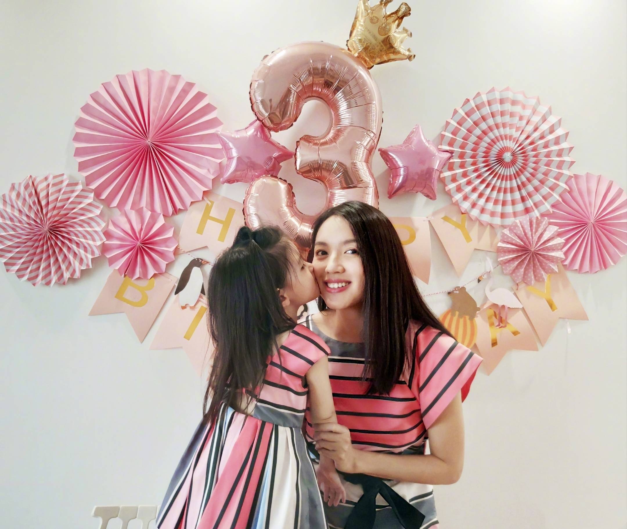 辣妈|儿童节，学下这几位明星辣妈，与女儿穿上美美的“亲子装”出游