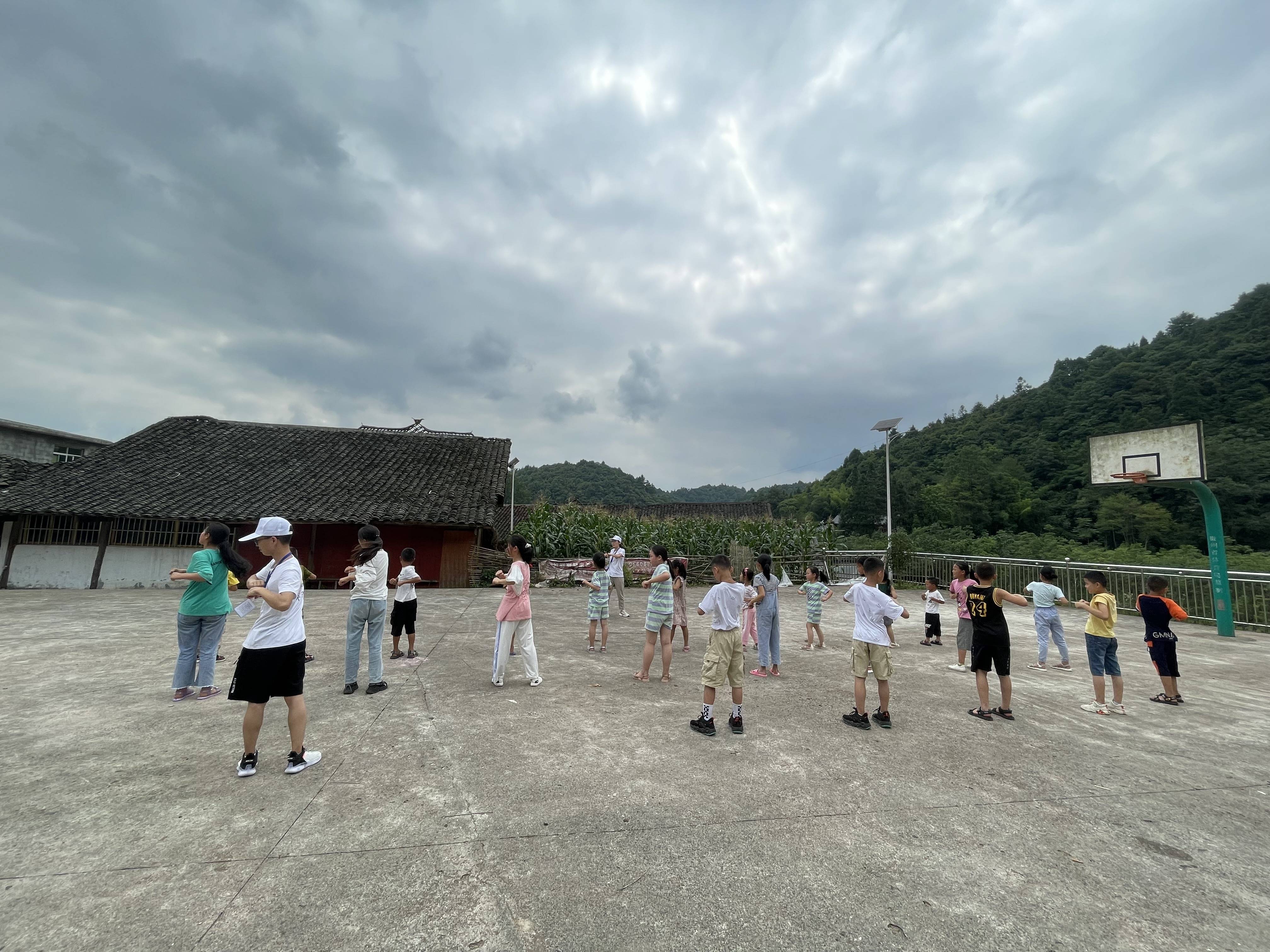 实践队员体育课上带学生做广播体操