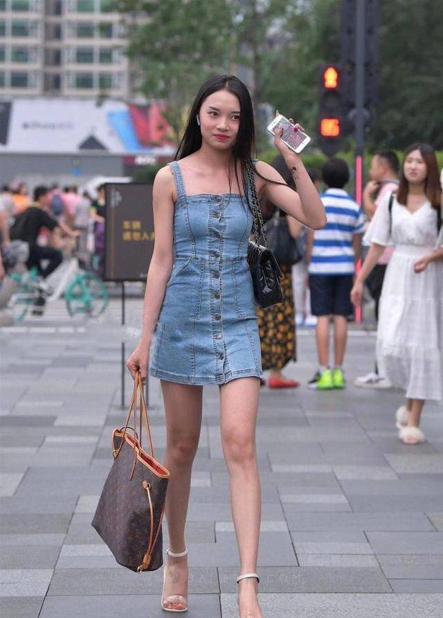 显得|青春靓丽的吊带牛仔裤，款式新颖穿搭舒适，显瘦又显高