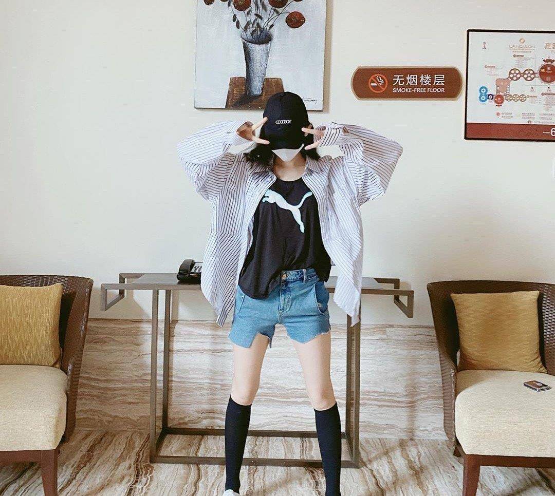 柠檬精|黑T恤比白T恤更显瘦时髦？娜扎、杨幂告诉你就是这样，谁穿都美！