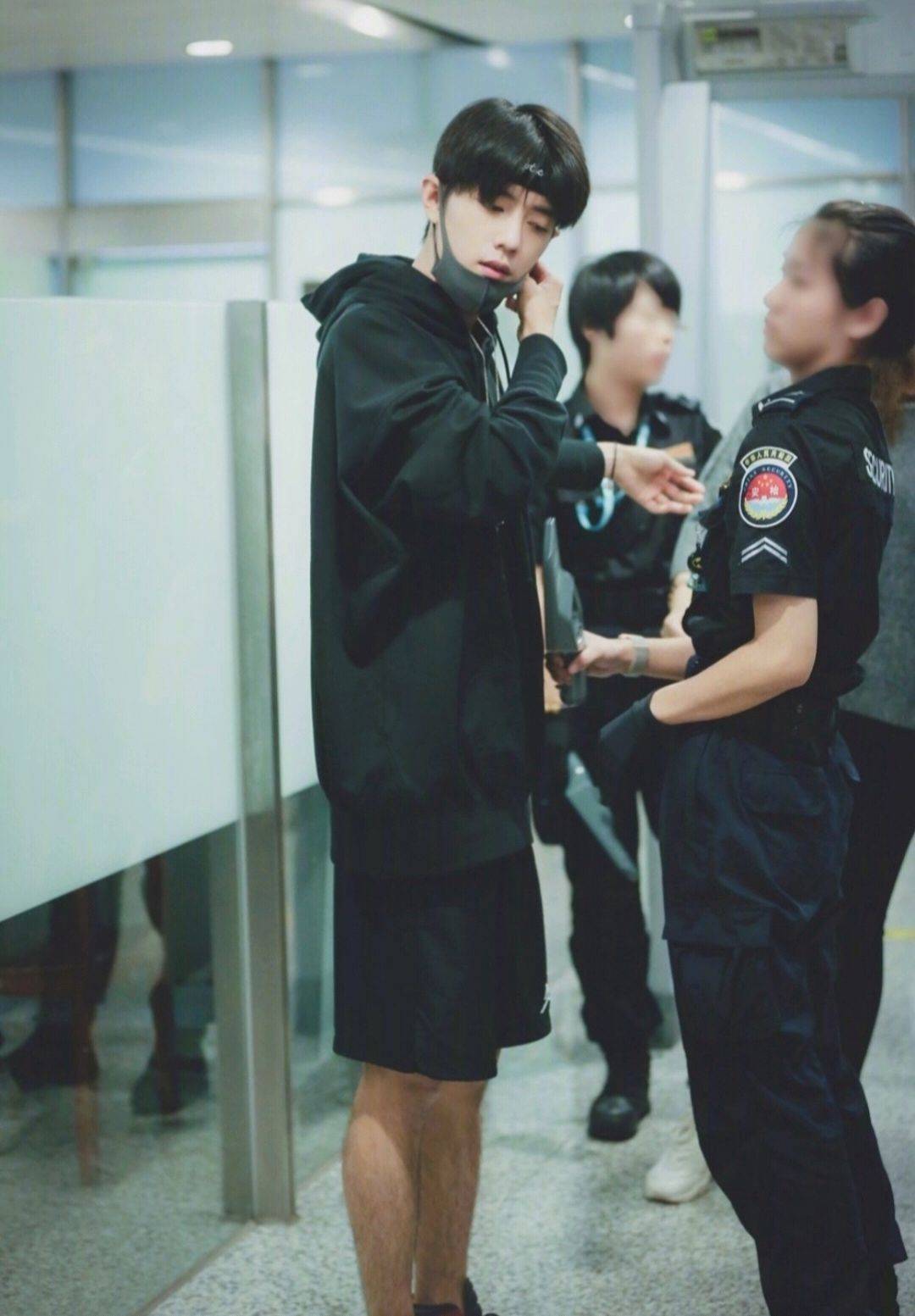 黑色|“穿搭教科书”肖战，27套夏夏卫衣男神造型，套套时髦又帅气