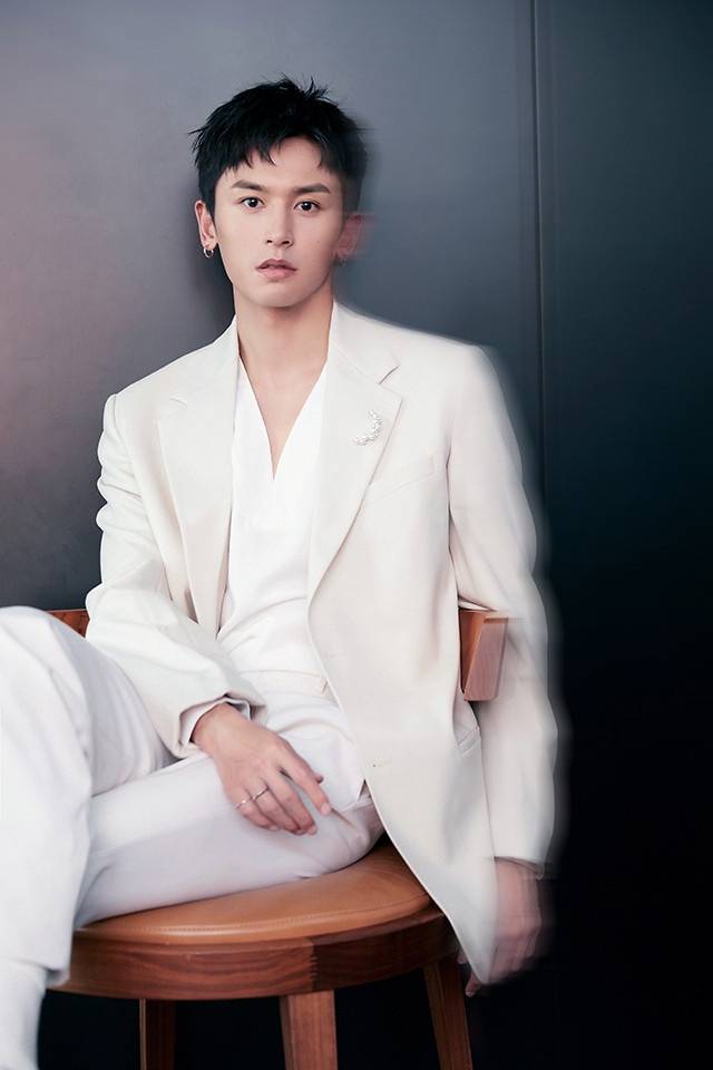 龚俊|10位男神白西装！李现帅上热搜，龚俊、杨洋化身「白马王子」根本言情小说男主