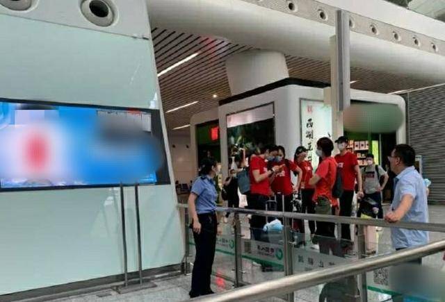 中国女排|意气风发！中国女排出战奥运会，61岁郎平换新发型好年轻，状态绝佳