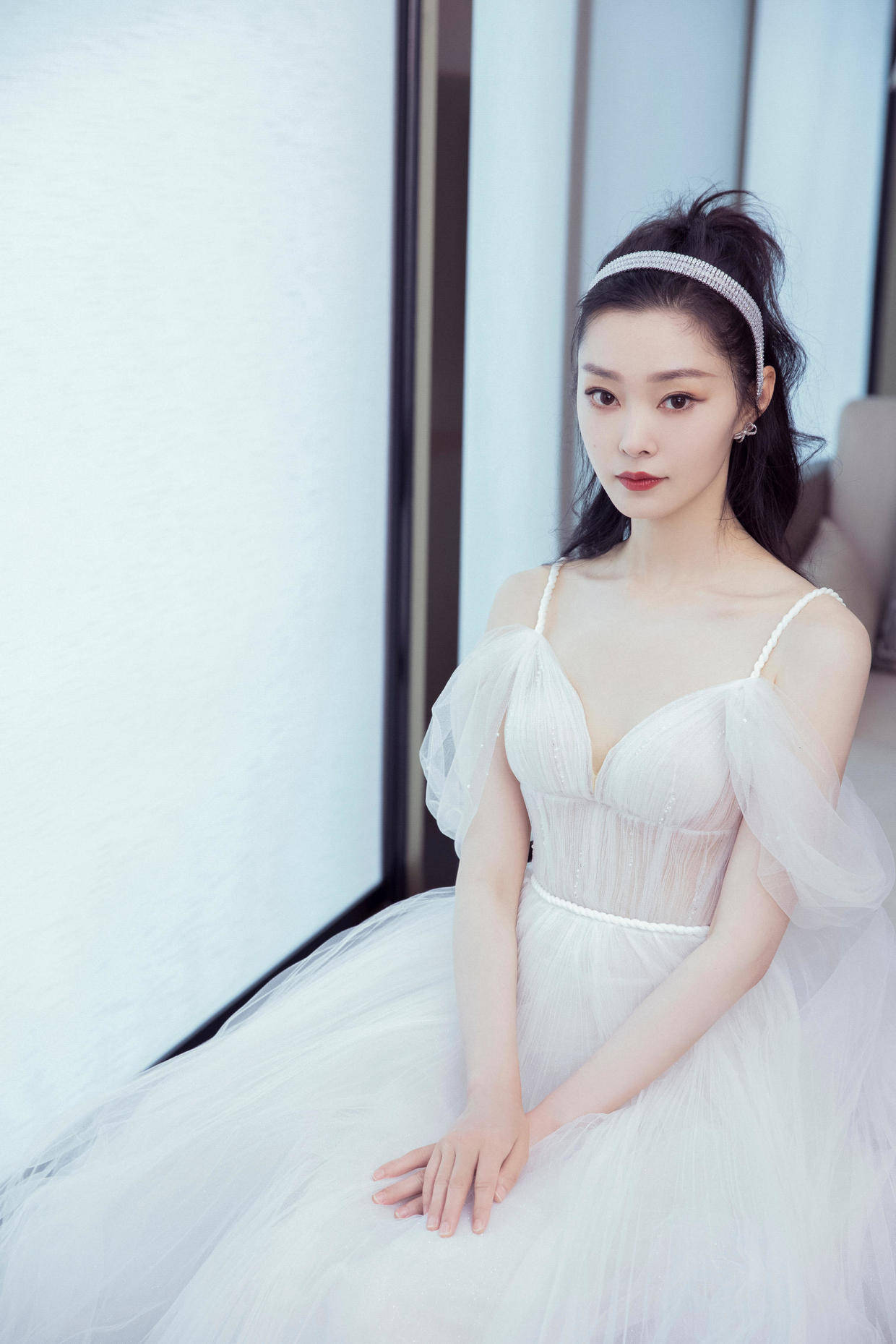 整体|宋轶出演《赘婿》女主角翻红，身穿一袭白色吊带裙亮相，高贵优雅