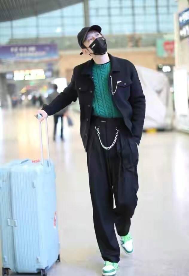 毛衣|黄晓明撇下老婆走机场，穿红色毛衣少了油腻感，瘦一圈后更显年轻