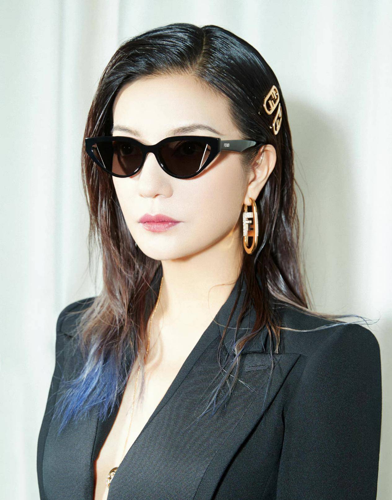 黑色|赵薇放大招，学杨幂穿西装黑丝袜超惊艳，掀起刘海梳油头霸气开挂