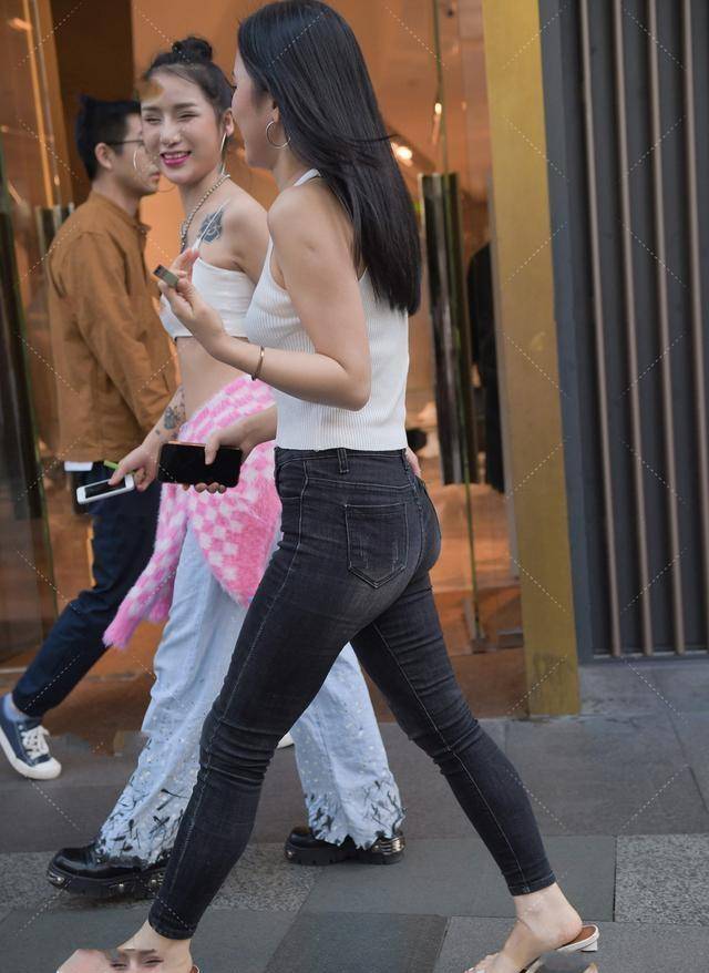 设计|黑色短款上衣，方领设计更显独特，泡泡袖装饰显瘦又时尚