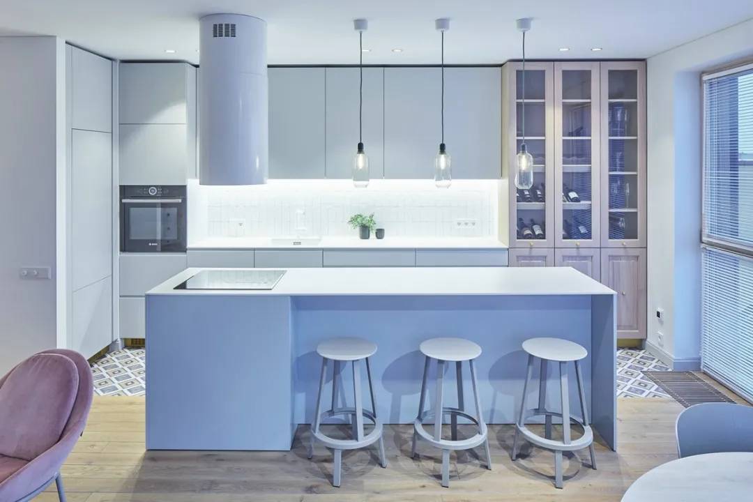 将蓝色家具放置于白色系空间,或在家具上运用蓝 白搭配,都能一定程度
