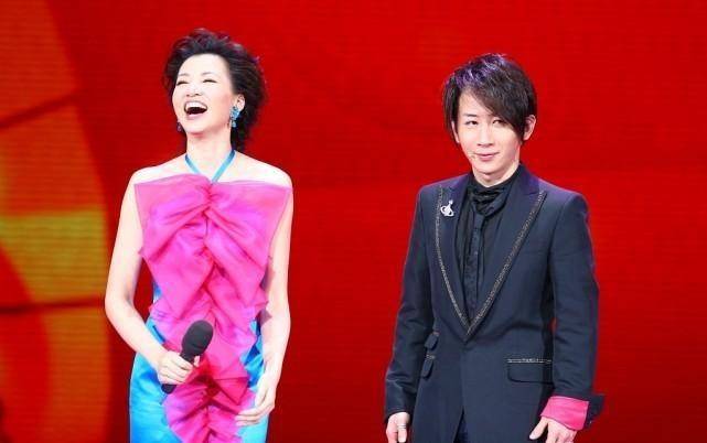董卿的造型让人意外穿着皱巴裙也挺高雅同框刘谦更显气质