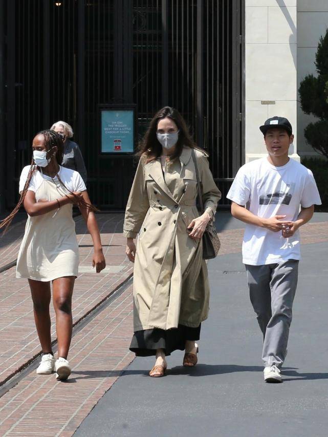 帕克斯|安吉丽娜朱莉出街购物！夏日裹风衣不嫌热，黑人养女竟真空穿T恤