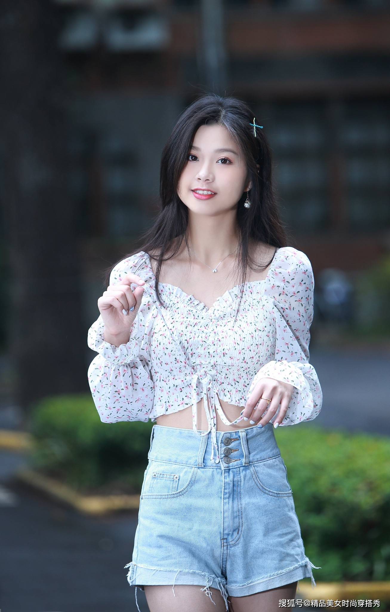 整体|碎花的小衬衫搭配牛仔短裤，青春甜美气息浓郁