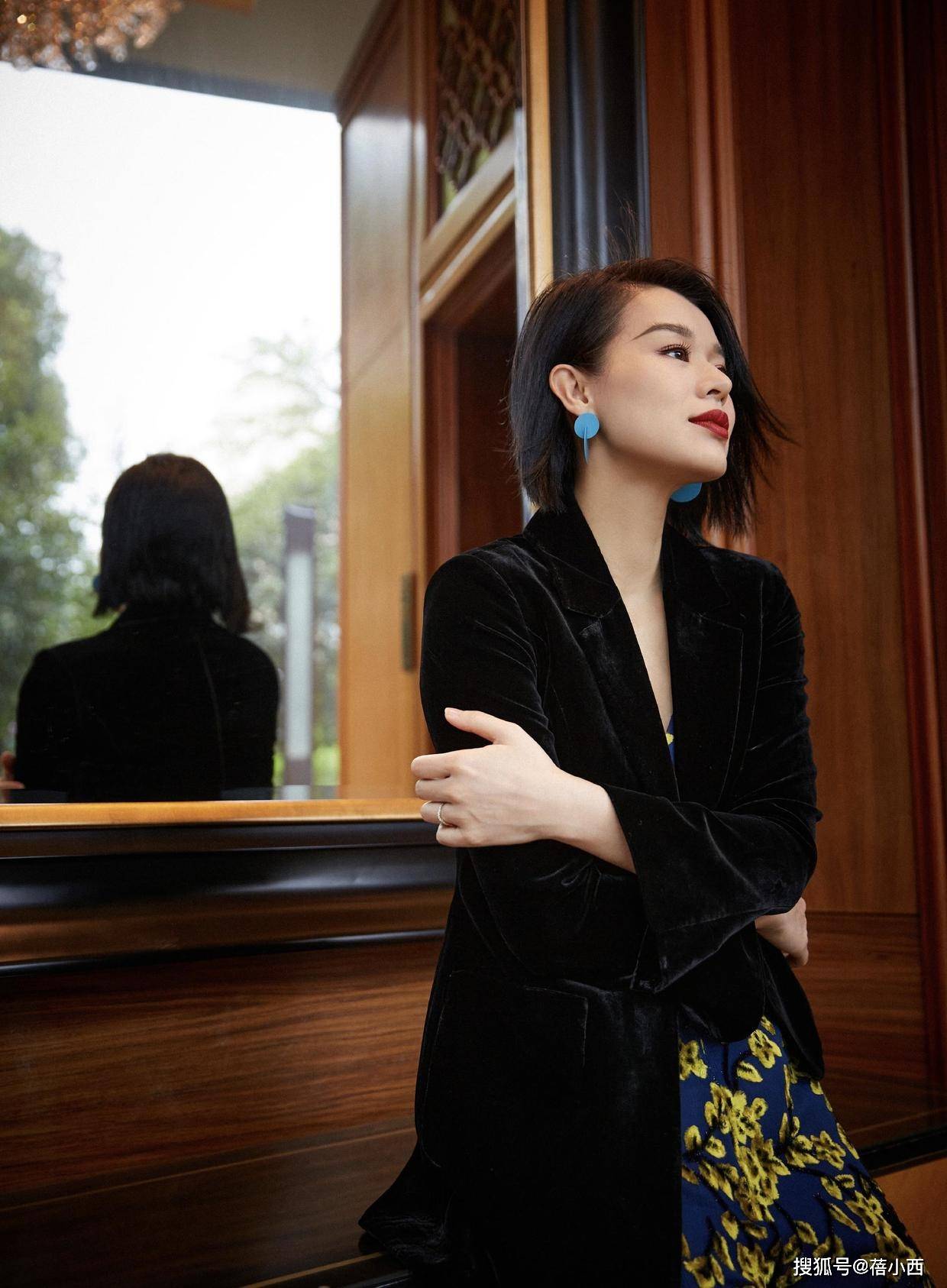 胡杏儿|胡杏儿也太敢穿了吧！生了3娃穿斜肩连衣裙，一边优雅一边性感