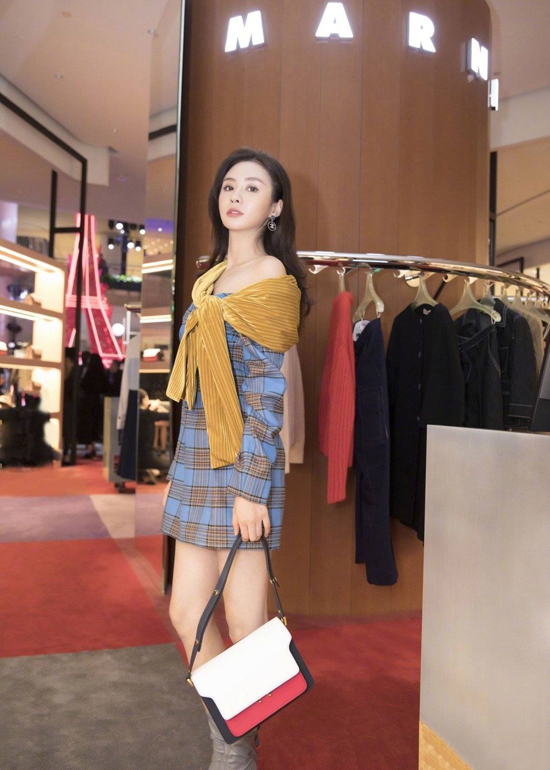 郑合|可爱“女总裁”郑合惠子，时尚一字肩出席活动，酷甜精灵让人心动