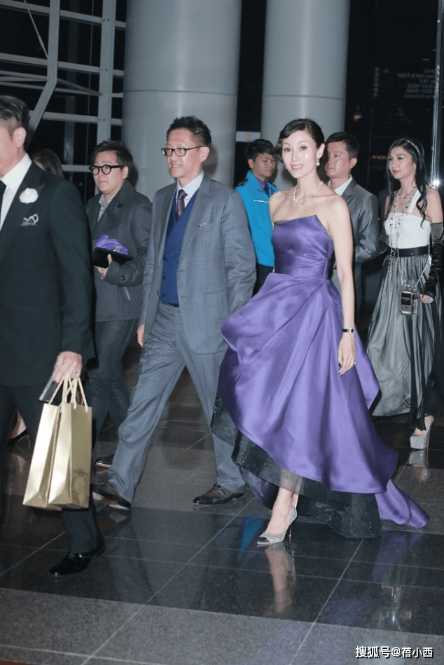 魅力|李嘉欣都被老公宠成公主了，穿紫色抹胸裙高贵优雅，哪像51岁了？