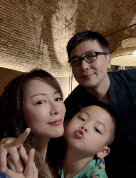 保剑锋一家三口出游,6岁儿子暴风长高,老婆腰身变粗孕味足_何珈