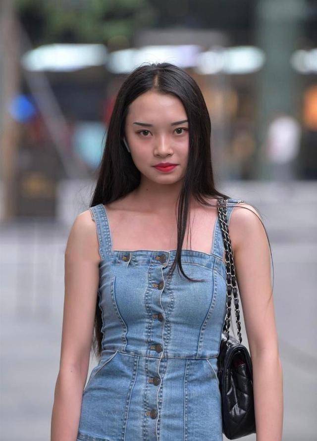 显得|青春靓丽的吊带牛仔裤，款式新颖穿搭舒适，显瘦又显高