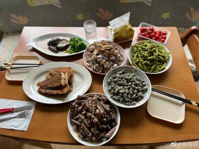 身后|黄晓明回老家晒家人合影,吃饭开心比耶,身后多张结婚照引关注