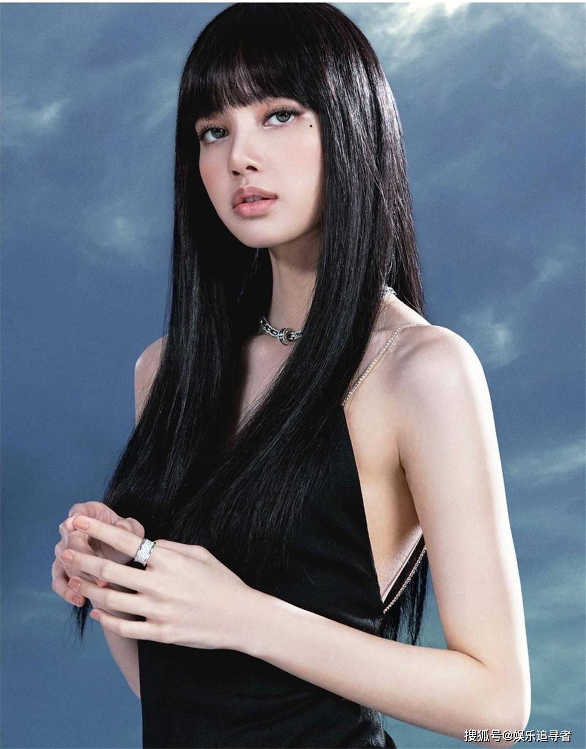 一身|BLACKPINK Lisa穿着一身宝格丽服装,需要花费多少钱?