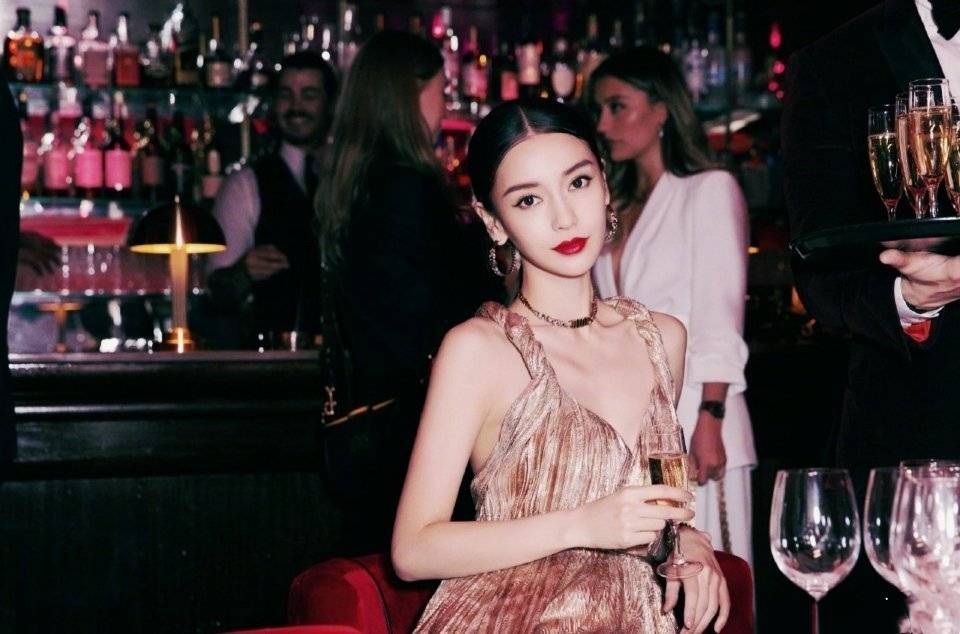 黑色|Angelababy荧光橙长T搭健美裤现身,说实话,这风格不适合大宝贝