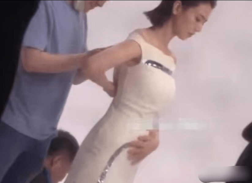 广告|有情况?高圆圆拍广告穿紧身连衣裙,手捧微凸小腹不断抚摸被指怀二胎