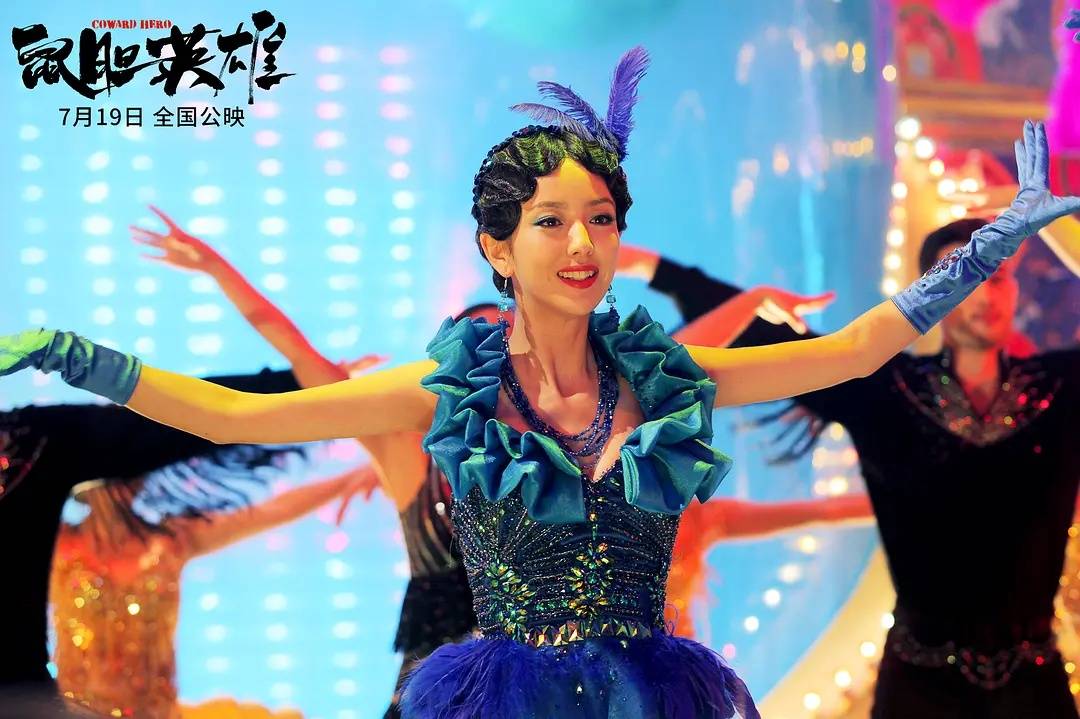倾国倾城|佟丽娅一袭开叉“钻石裙”倾国倾城,跳起舞水蛇腰摇曳生姿太撩人