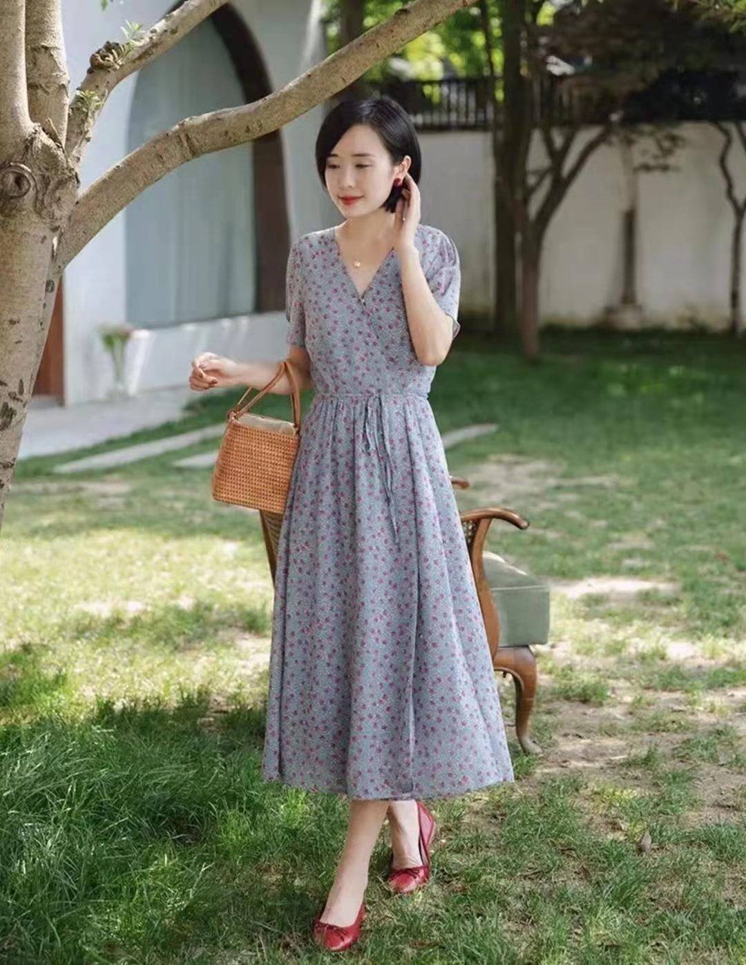 夏天|夏天怎么能少了碎花裙?这么穿不装嫩,40岁的女人照着穿就好