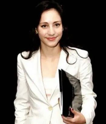 时隔几年,李泽楷再度传出恋爱消息,各大媒体都坐不住了,纷纷对罗爱欣