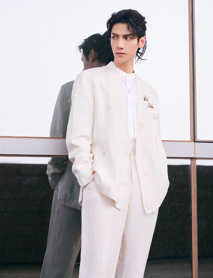 龚俊|10位男神白西装！李现帅上热搜，龚俊、杨洋化身「白马王子」根本言情小说男主