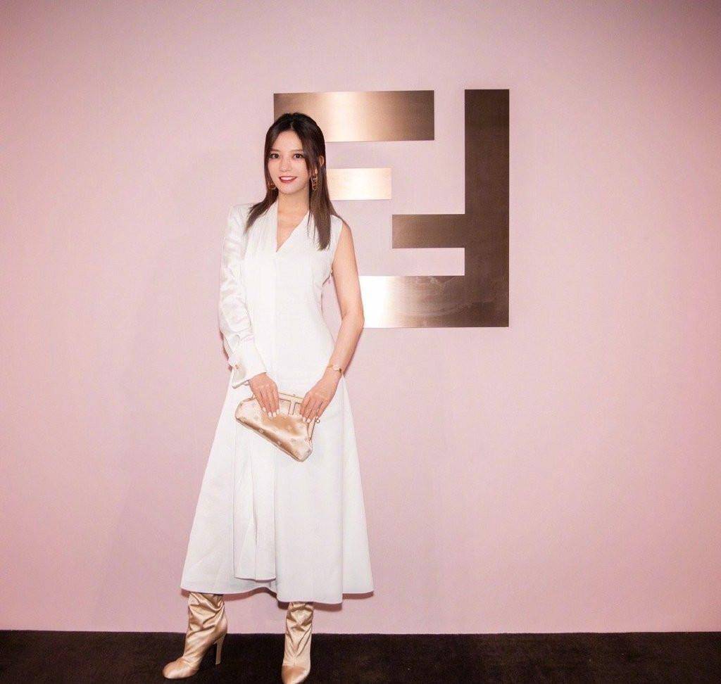 赵薇|赵薇躲过胖腰没躲过胖脸,红毯上穿披肩裙知性优雅,仍然惊艳众人