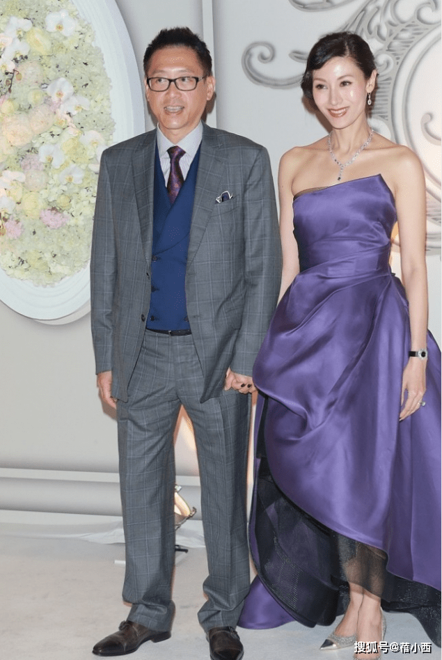 魅力|李嘉欣都被老公宠成公主了，穿紫色抹胸裙高贵优雅，哪像51岁了？