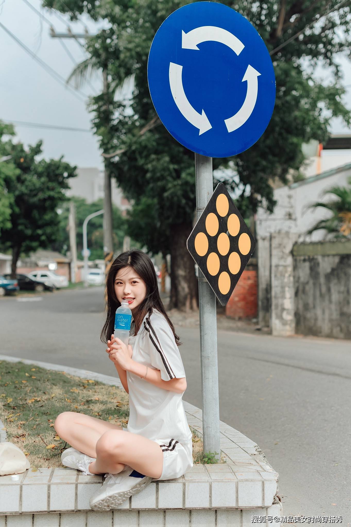 个性|白色运动套装，简约的款式很是休闲舒适，青春减龄个性时尚