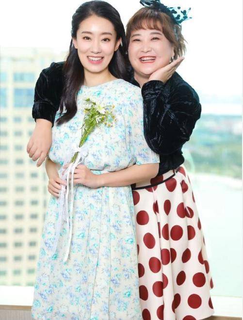 颜色|贾玲穿“超大码”粉色连衣裙，胖胖女孩这样穿，大方得体惹人怜爱