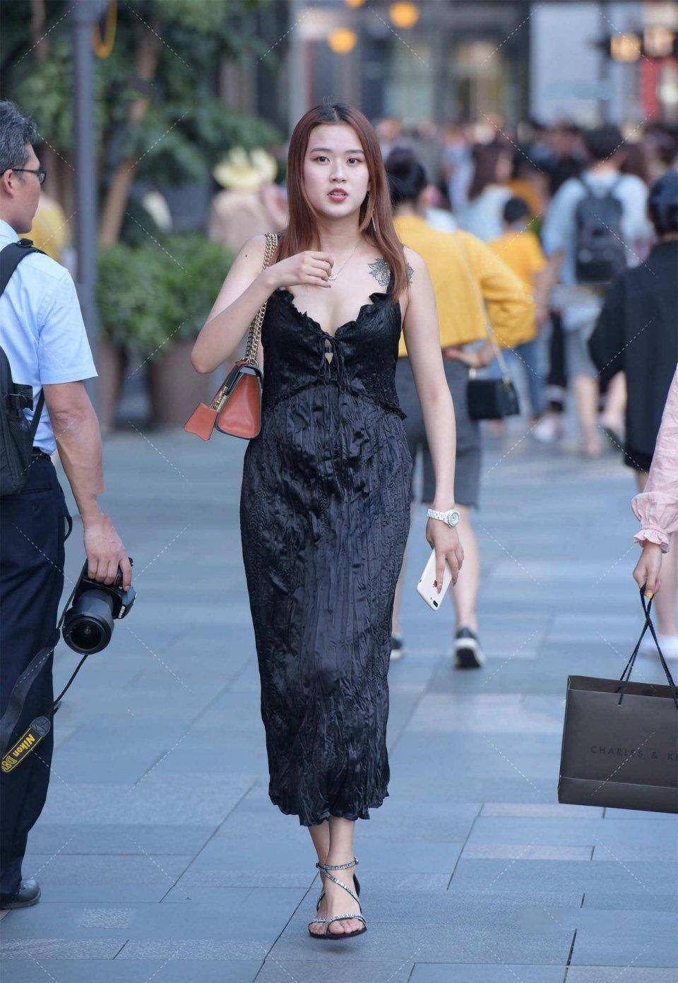 颜色|黑色长款连衣裙，褶皱设计显瘦又时尚，宽松裙摆包容度更高