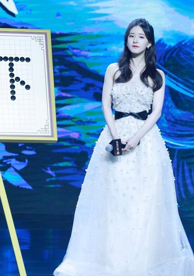 赵露思|赵露思娃娃脸有肉感，淡妆清纯感十足，“微胖身材”挺可爱