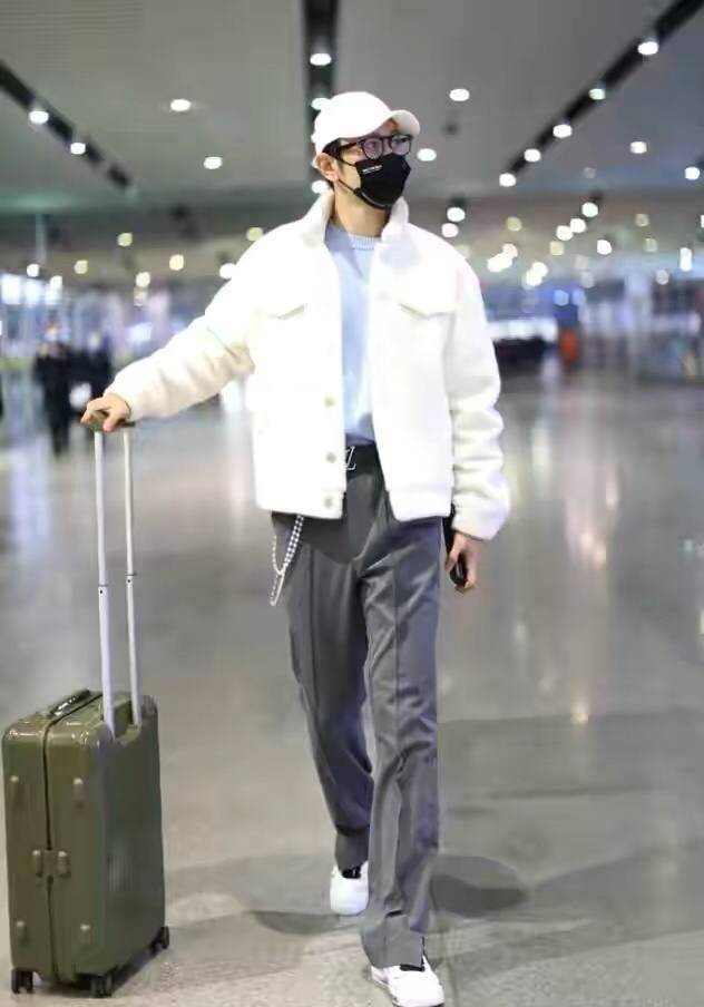 毛衣|黄晓明撇下老婆走机场，穿红色毛衣少了油腻感，瘦一圈后更显年轻