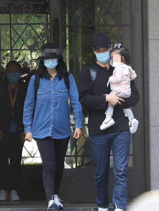 上衣|42岁高圆圆疑怀二胎？腹部隆起不停伸手抚摸，孕期产品曾意外入镜