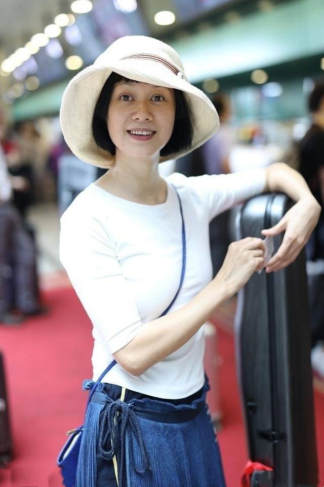 色调|《武林外传》倪虹洁身穿白T开叉裙现身,素颜高清镜头下依旧能打