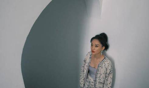 黑色|周迅很适合香奈儿！这条奶蓝色修身裤，一般人hold不住吧？