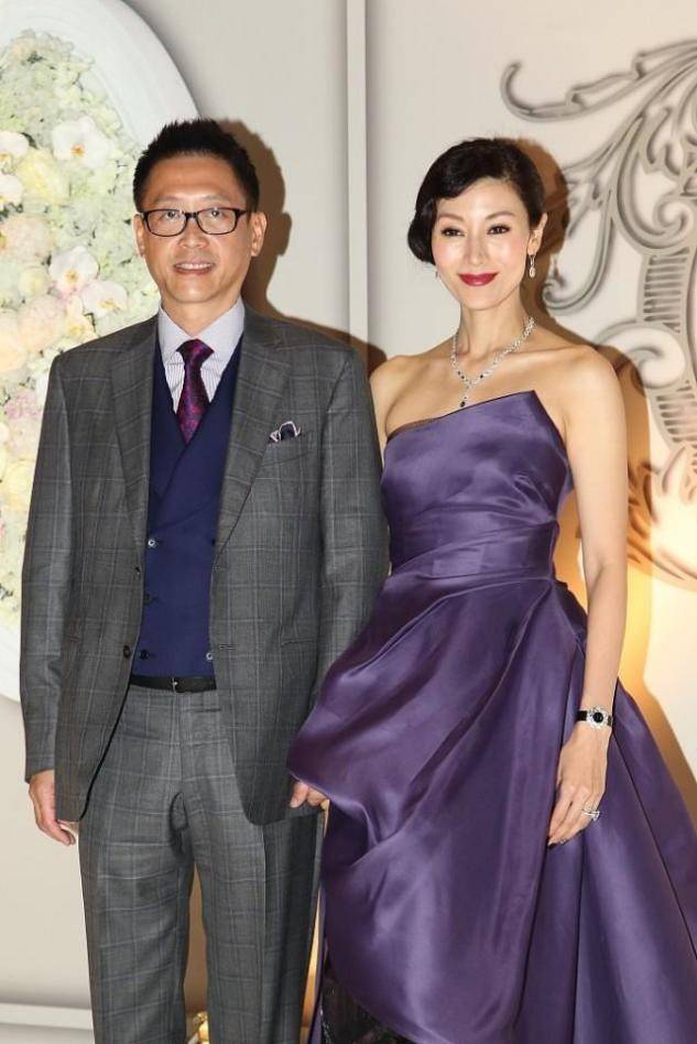 设计|李嘉欣对得起“港姐”称号，50多岁皮肤紧实，紫色礼服也能驾驭