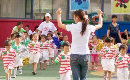 要求|幼儿园举办运动会，要求所有孩子穿白鞋，妈妈们接娃回家后凌乱了