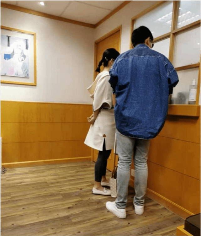 网友|谢娜二胎后复工？张杰现身录《快本》，背谢娜的妈妈包疑引开视线