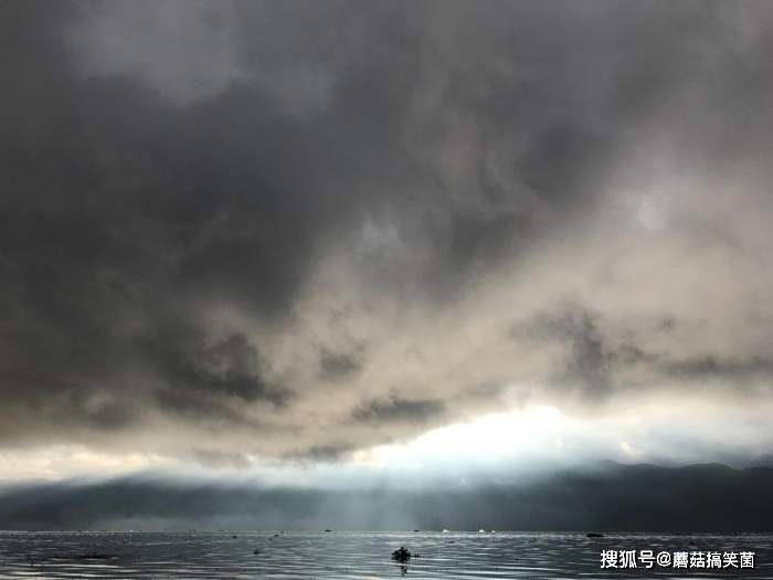 缅甸茵莱湖上的独脚渔夫： 单脚划船来捕鱼, 迎来游客拍照留念