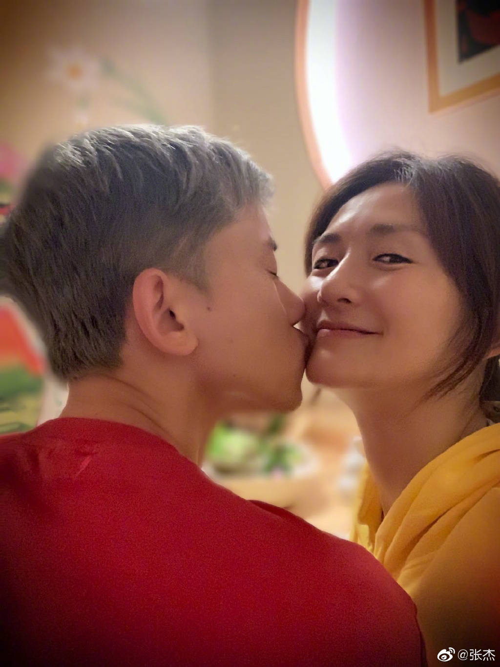 网友|谢娜二胎后复工？张杰现身录《快本》，背谢娜的妈妈包疑引开视线